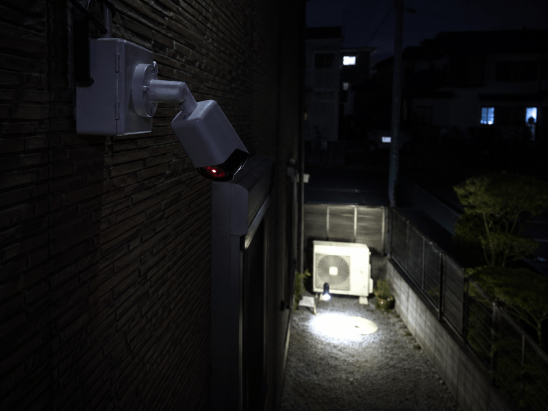 室外機を向いた防犯カメラとセンサーライト